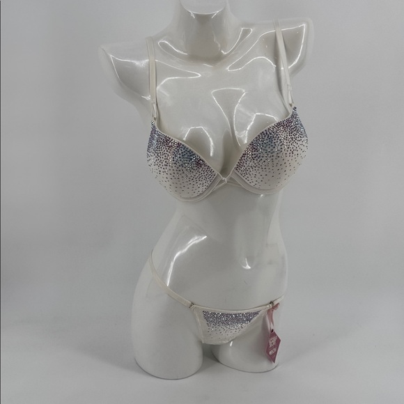 Victoria’s Secret Fashion Show 2010 Swarovski Miraculous Plunge Bra & Thong - Picture 5 of 16